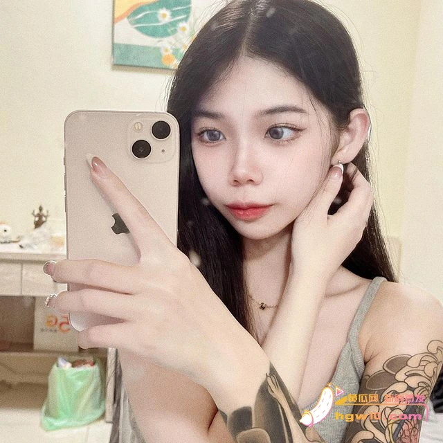 海南精神小妹徐念慈私密照曝光,网友热议其清纯与反差形象