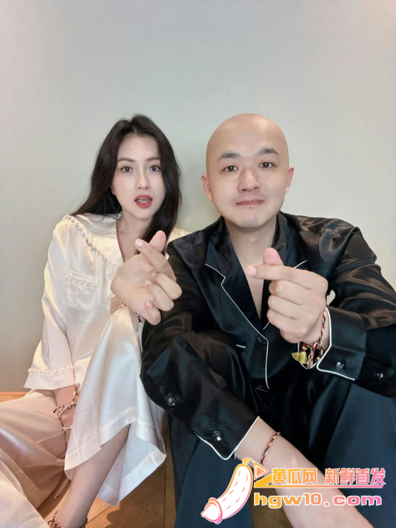 国内顶流明星 包贝尔 疑似婚内出轨 与红发女深夜开房 被刘大锤跟踪曝光 引发全网舆论 配图2