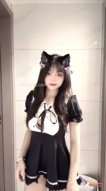 猫耳少女多套造型展示：清纯与性感风格切换