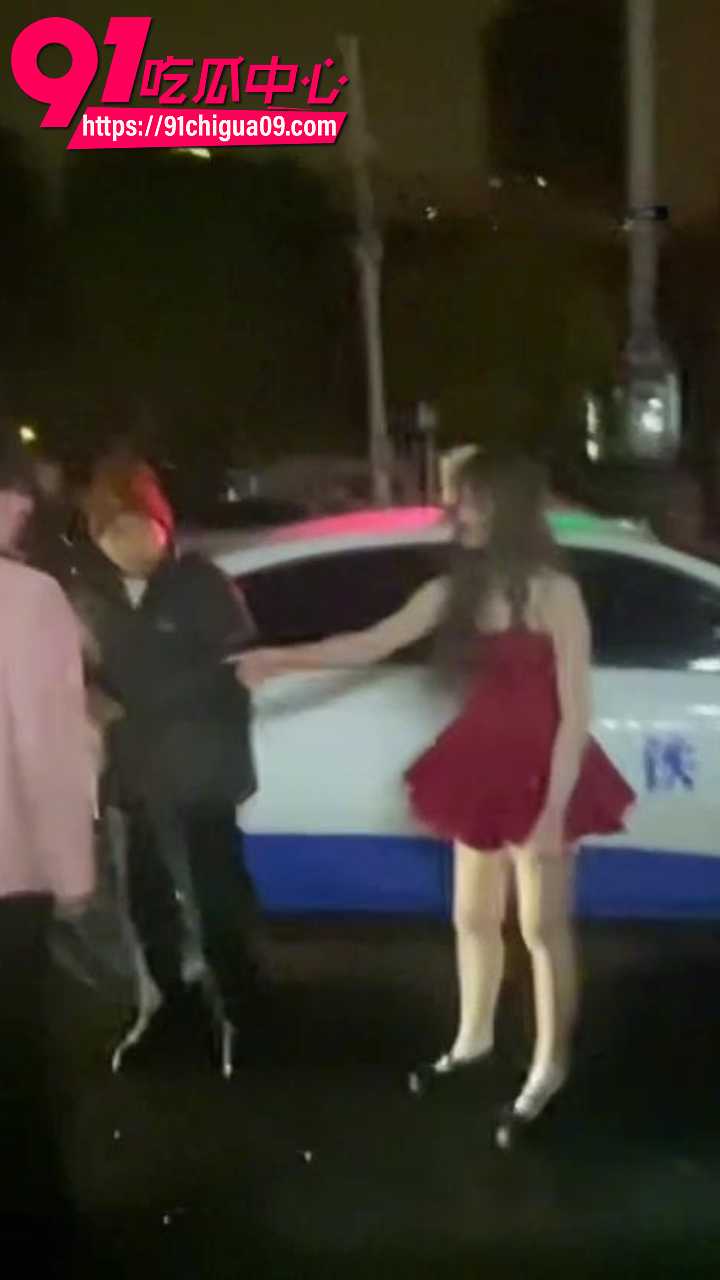 街头红裙辣妹当众揭穿男同男友7 街头红裙辣妹当众揭穿男同男友7