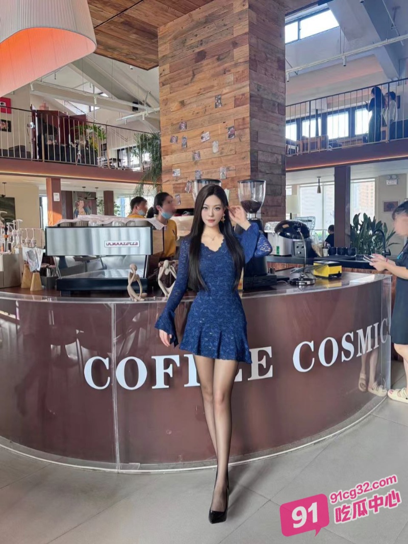 上海娇妻惠莹玉在家自慰被自己的霸总老公发现 霸总直接杀回家中爆干骚货! 配图