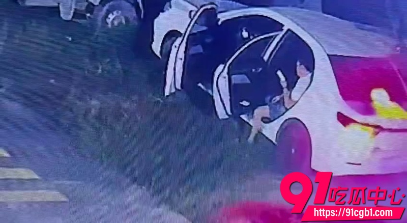 车震偷拍曝光 男女车内激情性爱 被监控清晰抓拍女主颜值身材不错 但地方选的不对被人监控录下尴尬了5