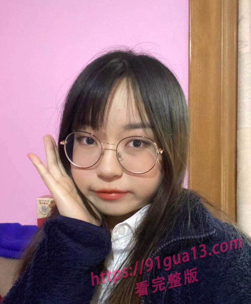 可爱眼镜妹专区~邻家小妹主动贴贴 瓜友们能扛不住这种诱惑吗? 配图3