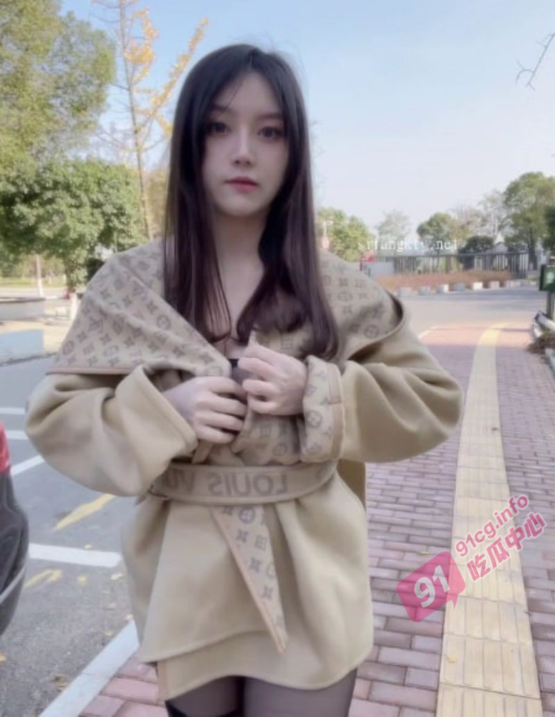 秀人网模特豆瓣酱~主人的任务之户外遥控跳蛋+露出 公众场合超刺激!