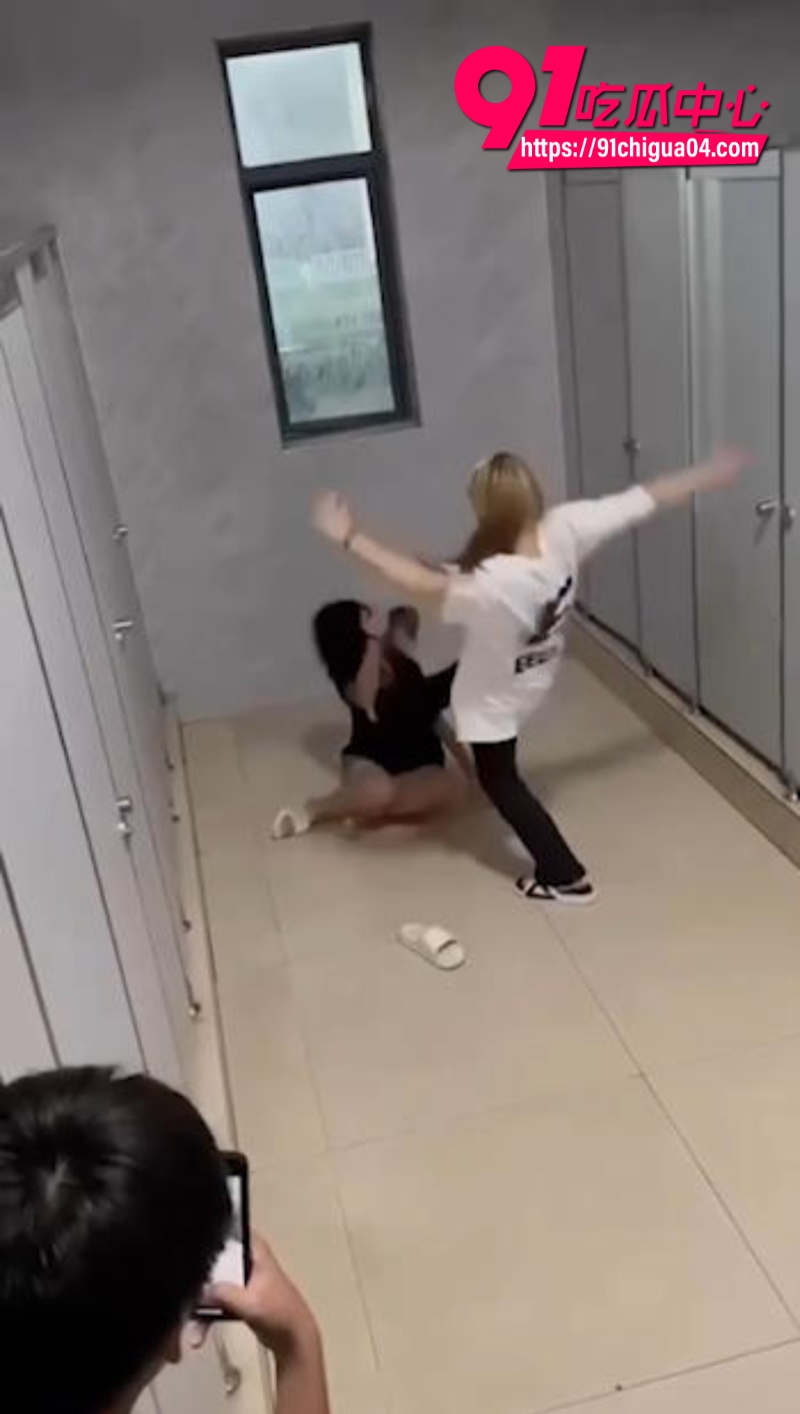 高中女生因口角问题而被黄毛精神小妹围堵厕所暴打8 高中女生因口角问题而被黄毛精神小妹围堵厕所暴打8