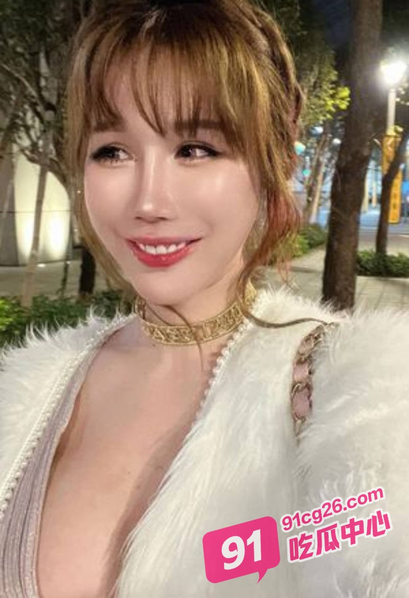 拜见女王大人!芭比女神辛尤里调教男奴实录 皮鞭小皮衣被暴力虐操!