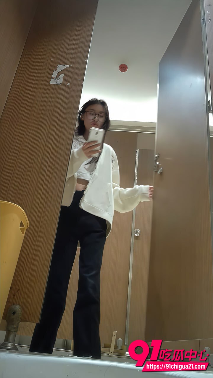 大神偷拍学妹上厕所精彩瞬间4 大神偷拍学妹上厕所精彩瞬间4