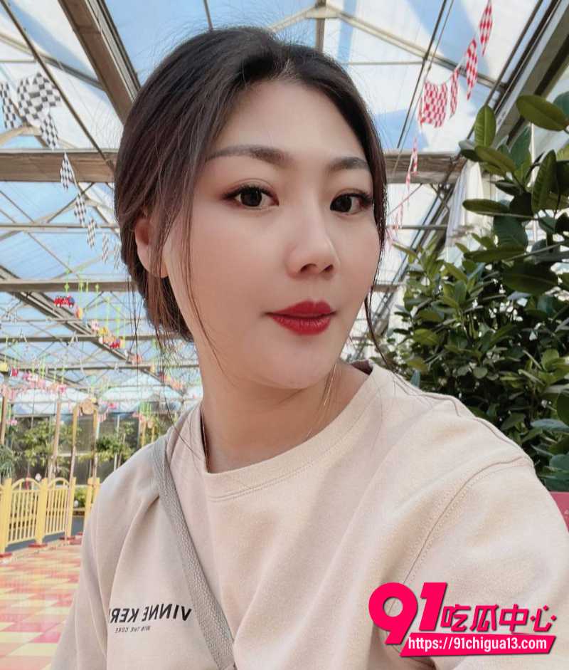 探探上约到的广州骚货刘钰莹 骚货露脸口交对鸡吧爱不释手！