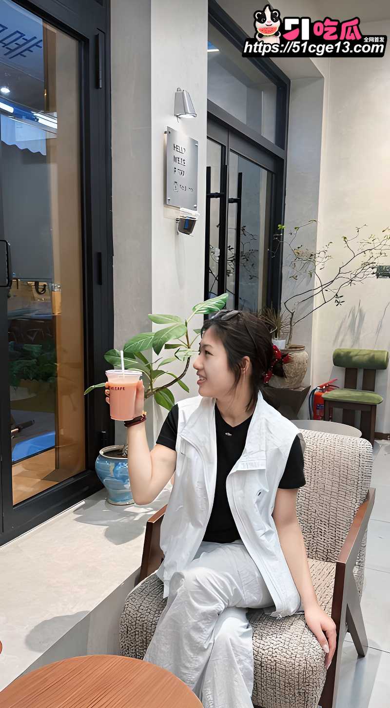 云南玉溪反差婊 卢文琪 性爱私拍 身着白T开档黑丝无套狂操 全程淫语不断太骚了