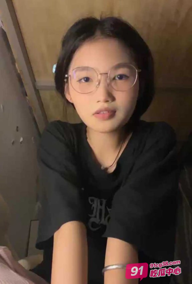 困困兔最新作震撼来袭!清纯学妹宿舍自慰爆火后越玩越刺激了~
