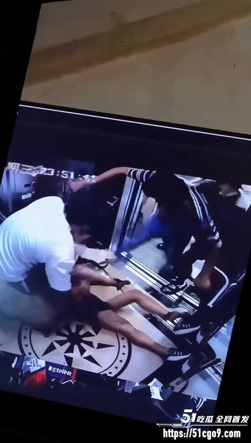 流氓男教练摸女会员电梯被暴揍05 流氓男教练摸女会员电梯被暴揍05