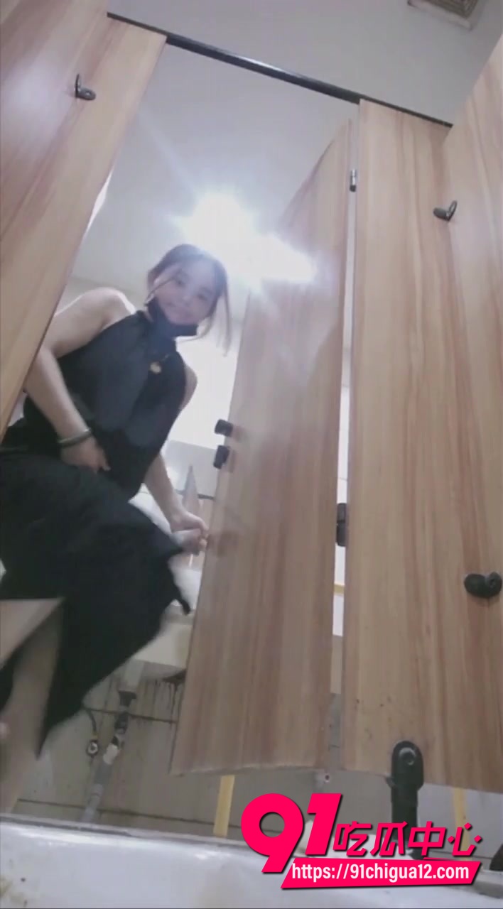 商场女厕大神偷拍合集5