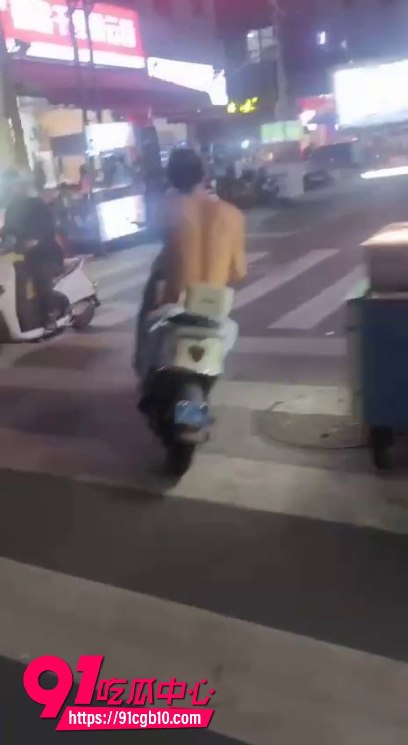 户外露出新玩法男子裸体骑电车全城游街9 户外露出新玩法男子裸体骑电车全城游街9