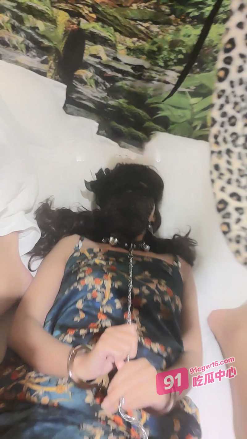 海角母子乱伦~孤儿日寡母 酒店任由禽兽儿子对她随意调教玩弄! 配图5