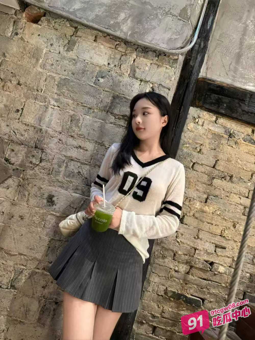 禽兽父亲精虫上脑 内心强烈想操自己女儿 夜晚溜进孩子的闺房无套中出! 配图3