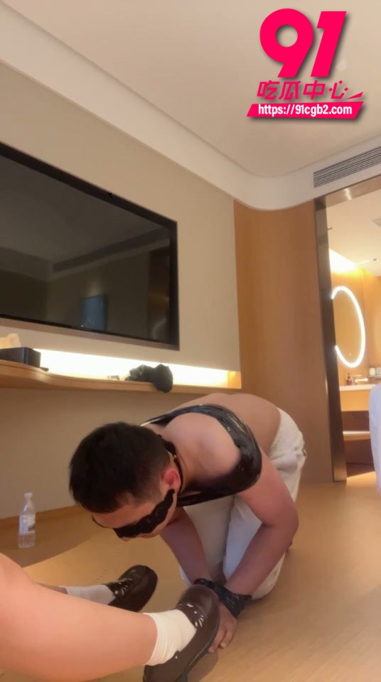 玩物直播 奈奈sama 最新调教实录流出 脚踩男M脖子坐脸强制窒息 男M一脸满足的样子