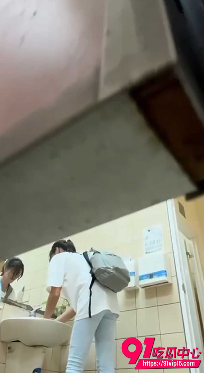 瓜友重磅投稿 潜入台湾校园女厕偷拍 学妹穴口一张一合汁水四溅细节尽显!