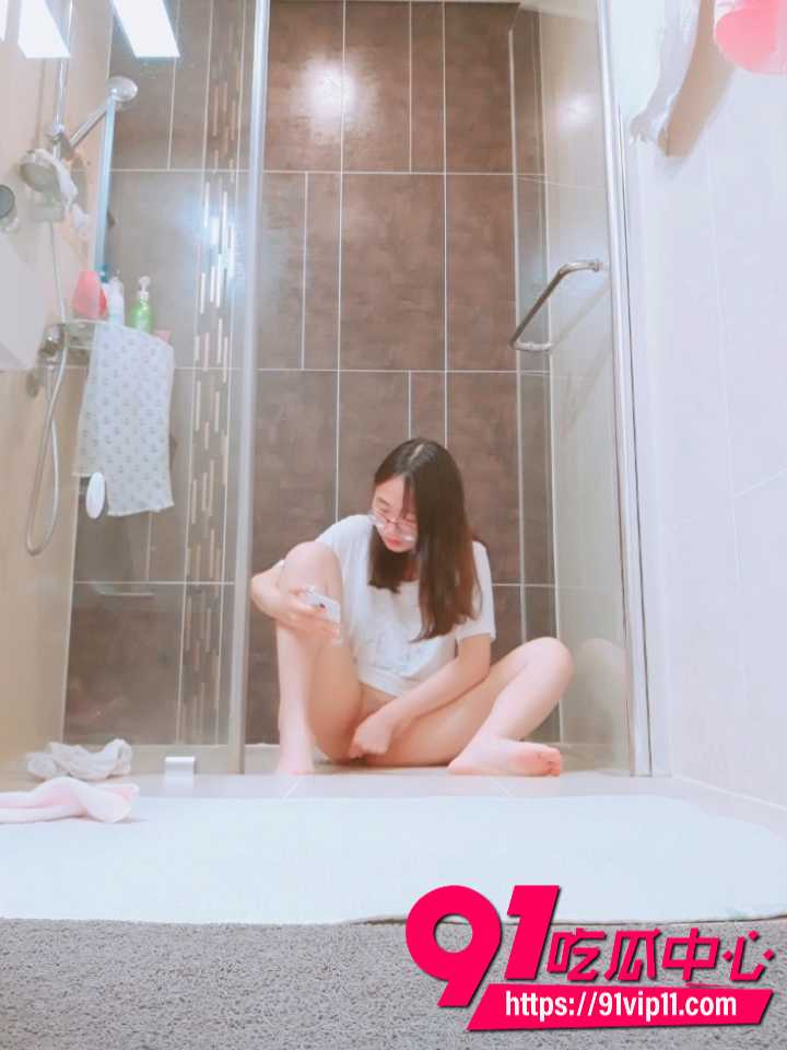 房东偷拍眼镜妹浴室看片自慰4 房东偷拍眼镜妹浴室看片自慰4