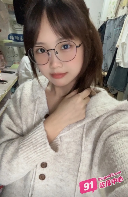 反差学霸眼镜妹王雨桐为了研究人体生物知识 主动爬上学弟的床吃鸡研究! 配图4
