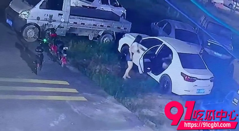 车震偷拍曝光 男女车内激情性爱 被监控清晰抓拍女主颜值身材不错 但地方选的不对被人监控录下尴尬了7