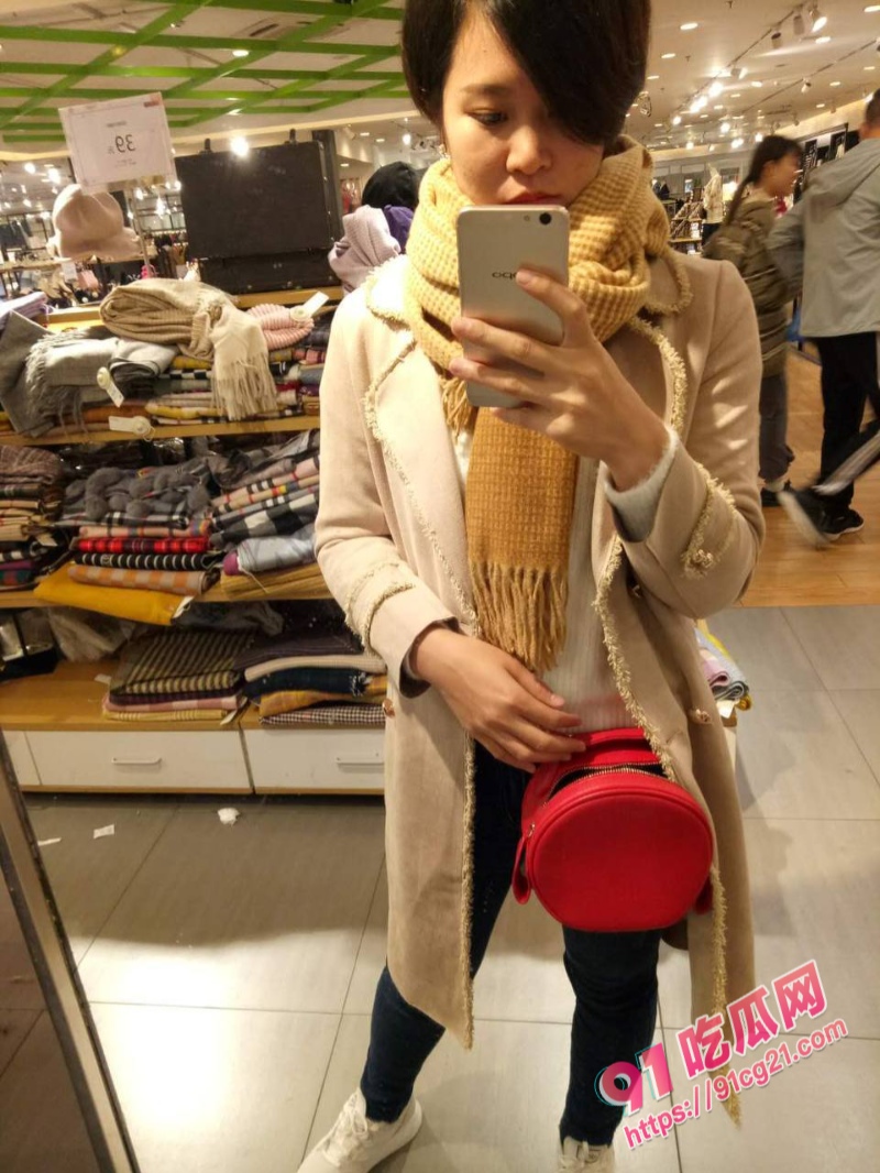 执子之手 绿你到老！山东济南少妇约炮友婚房做爱 被操的样子真销魂！ 配图