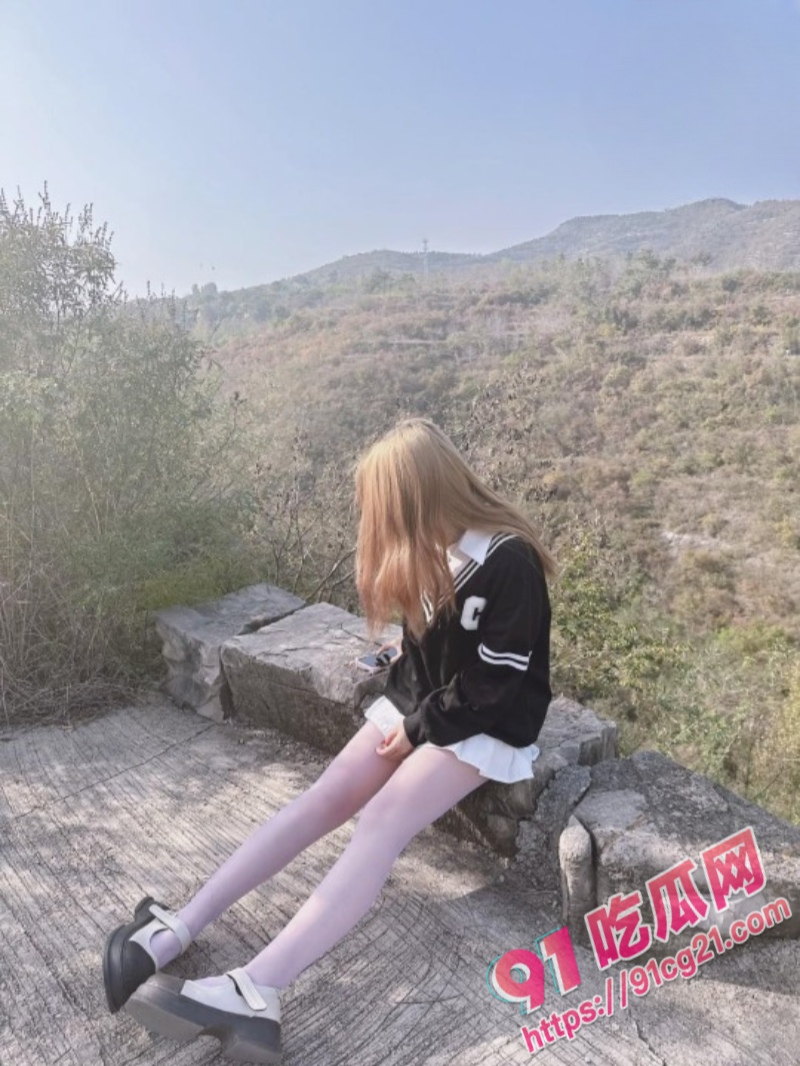 兄妹乱伦之妹妹穿上了白丝袜 用力太猛避孕套留在妹妹小穴里了! 配图4
