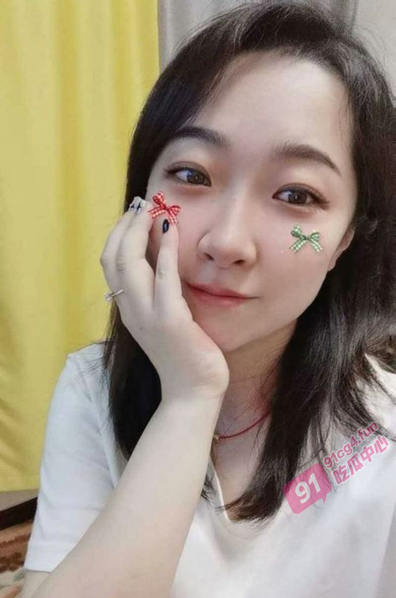 极品骚母狗曝光! 网友曝光极品母狗同事 背着男友约炮 直接三洞齐开 母狗不怒反喜 直接尖声淫叫 !