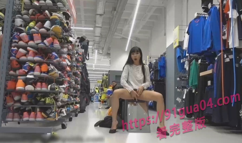 中日混血女神挑战商场自慰 当着路人面潮喷！ 配图