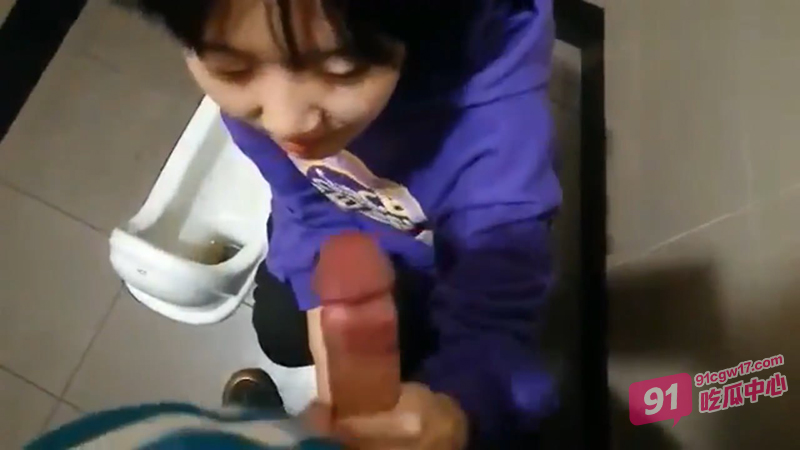 屌炸天 职校小情侣逛商场 试衣间里自拍口交 外面人来人往好刺激！ 配图