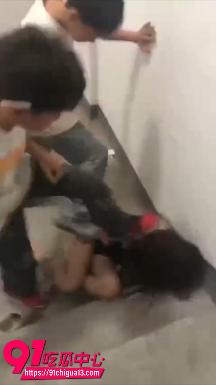 女猪仔偷情现场被抓现行当场暴打4 女猪仔偷情现场被抓现行当场暴打4