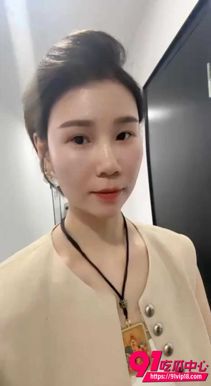 瓷萃诗男士脱毛竟隐藏服务 高颜值女技师手法精湛 顺带提供打飞机服务 有想体验的瓜友吗?