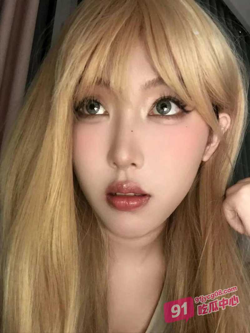 母子乱伦之和朋友一起3P美艳小妈 多角度轮流猛干爽翻了~ 配图