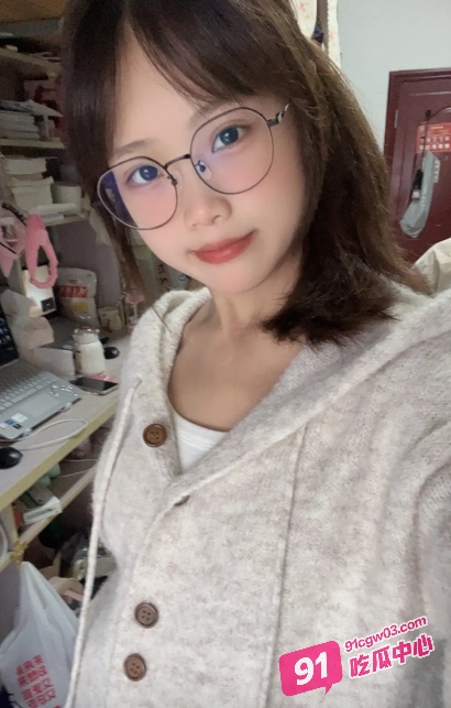 反差学霸眼镜妹王雨桐为了研究人体生物知识 主动爬上学弟的床吃鸡研究! 配图5