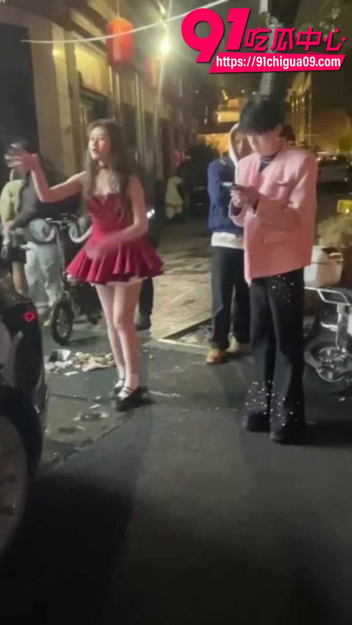 街头红裙辣妹当众揭穿男同男友2 街头红裙辣妹当众揭穿男同男友2