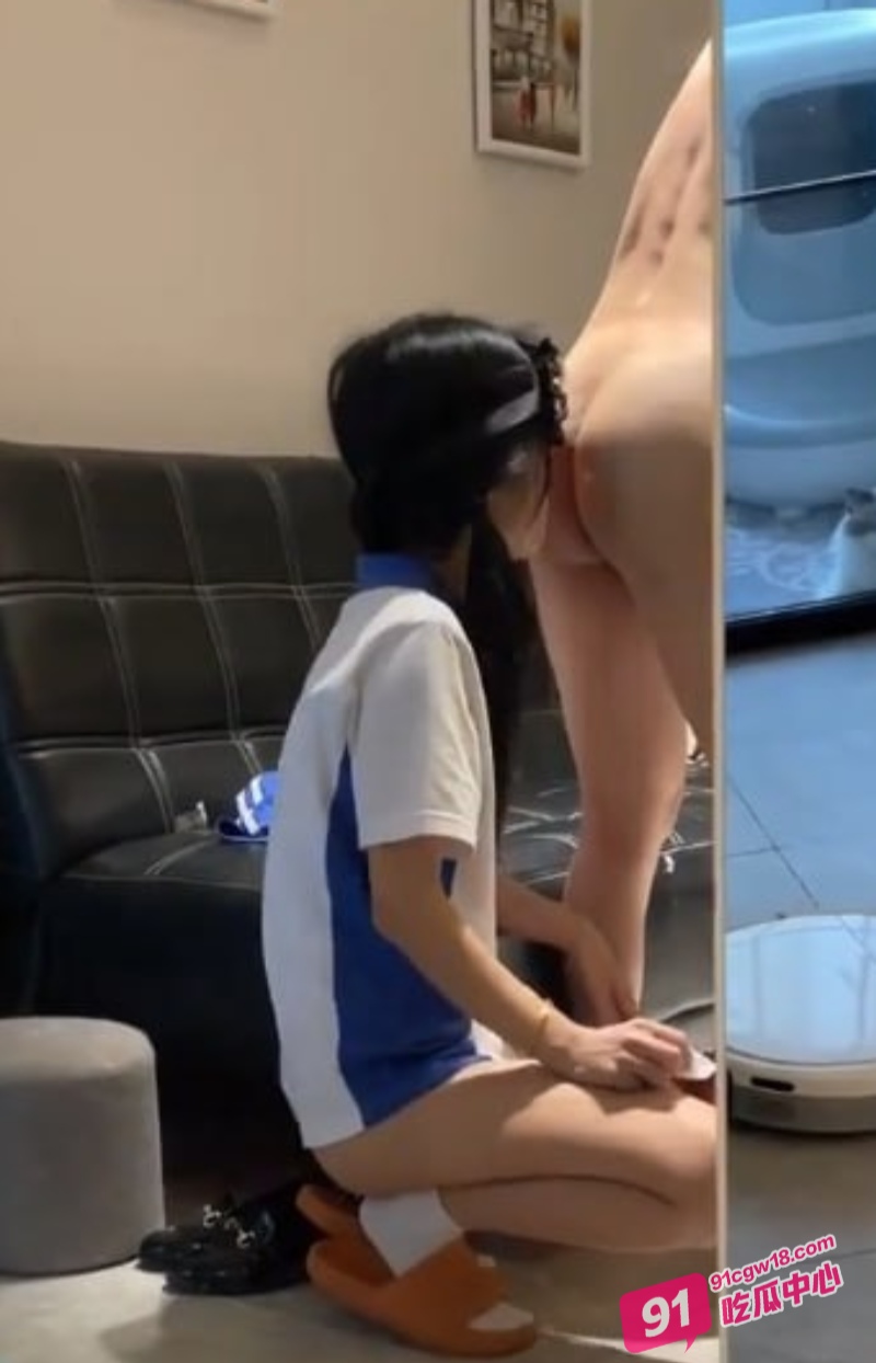 海角激情演绎父女乱伦 白嫩的学生妹 被爸爸的淫语挑逗的娇羞不止！ 配图3