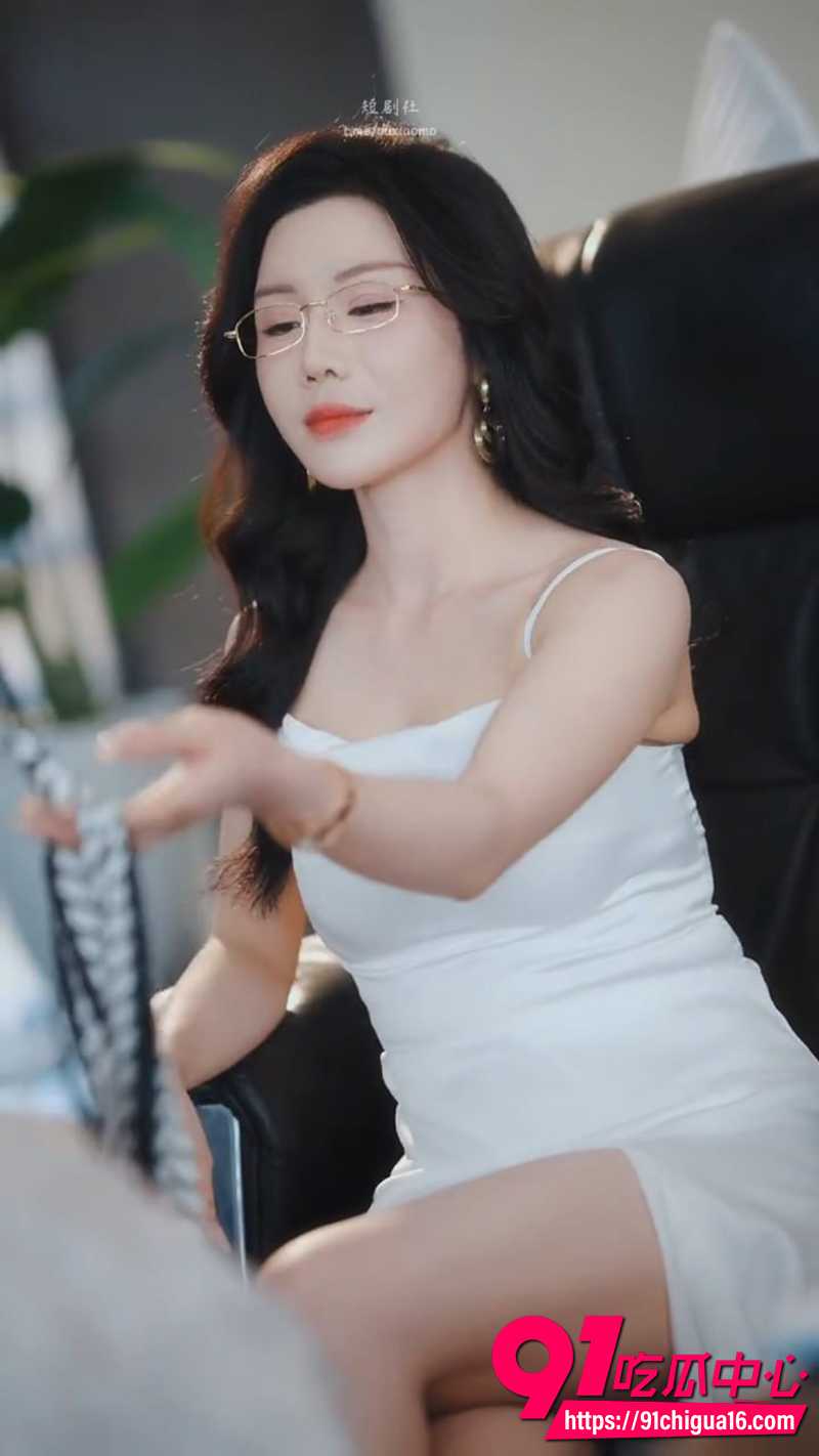 每日短剧未婚妻与挚友偷情 双重背叛让他崩溃痛饮 外邂逅美艳女上司！
