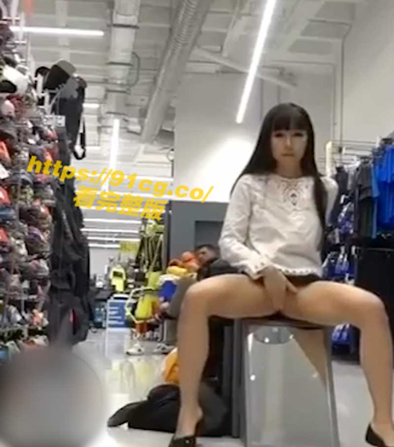 喷泉惊见!女子在迪卡侬对镜子骚卖自慰摸出淫水喷出高泉湿透