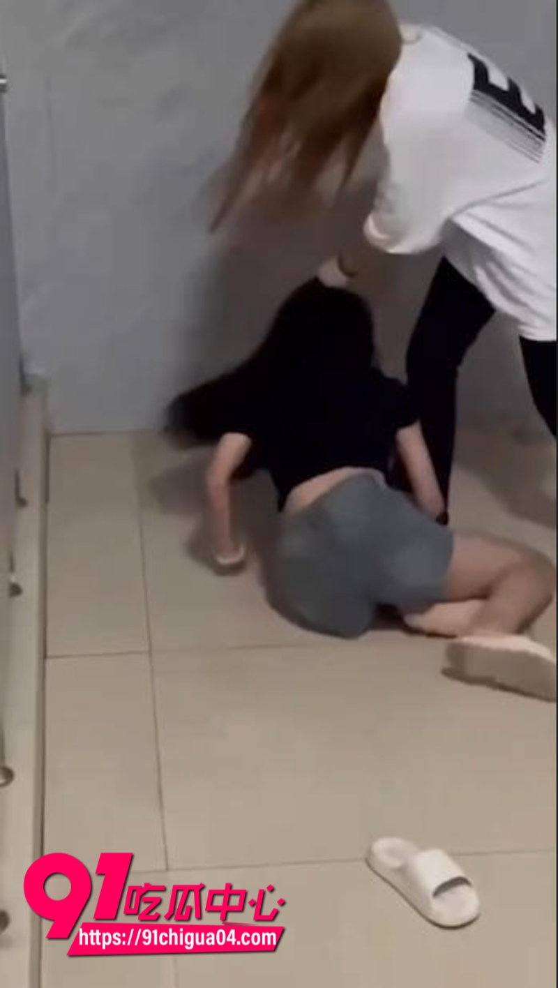 高中女生因口角问题而被黄毛精神小妹围堵厕所暴打7 高中女生因口角问题而被黄毛精神小妹围堵厕所暴打7