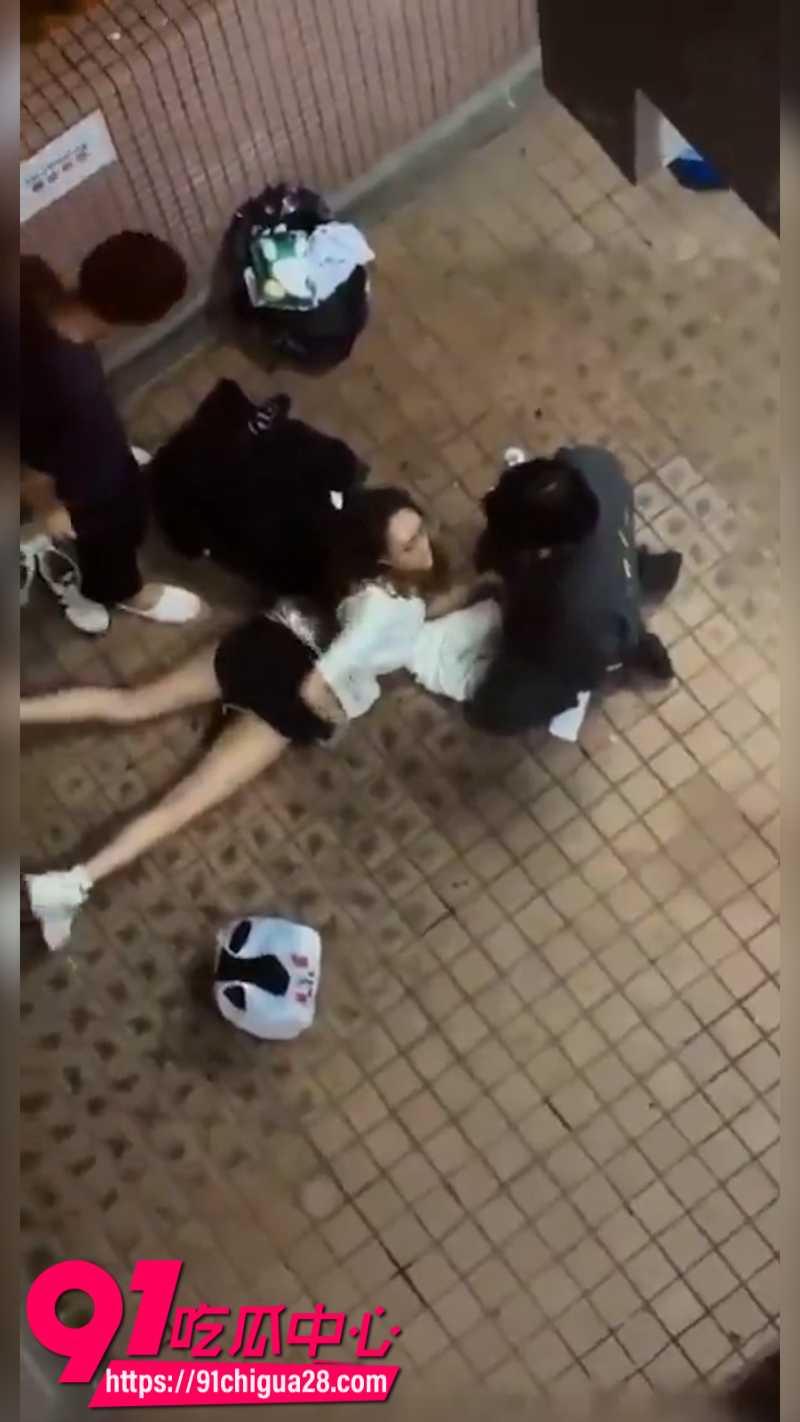香港屋苑平台年轻人3P现场5 香港屋苑平台年轻人3P现场5