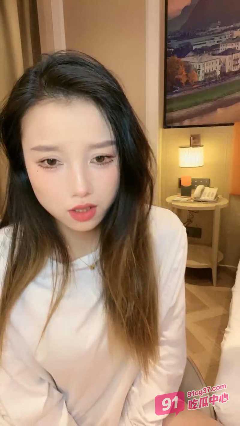 温州美妇许燕 在家欲求不满酒店约炮展示口活技巧 这奶子能砸死我！ 配图3