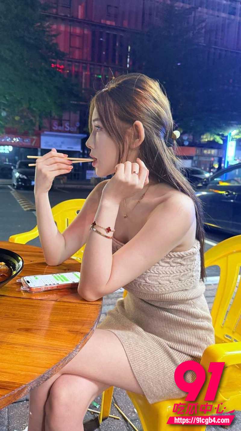 上海高颜值白富美少妇 不雅自拍流出 三点粉嫩保养不错 趴姿从后整根没入！