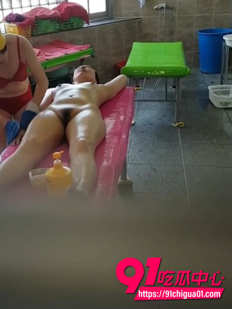 大神爬墙偷窥洗浴中心美少妇光溜搓澡水花四溅1 大神爬墙偷窥洗浴中心美少妇光溜搓澡水花四溅1