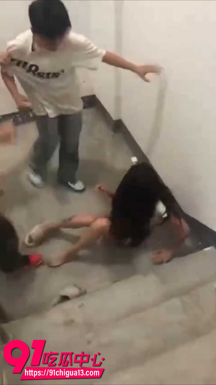 女猪仔偷情现场被抓现行当场暴打5 女猪仔偷情现场被抓现行当场暴打5