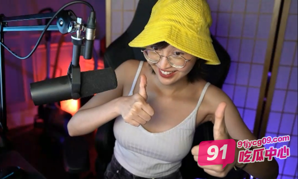 达人秀出身的巨乳网黄deerlong!付费自慰私拍流出!