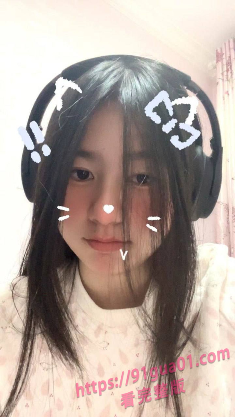 她是讲台上的知性女神 也是夜里求欢的极限尤物 配图