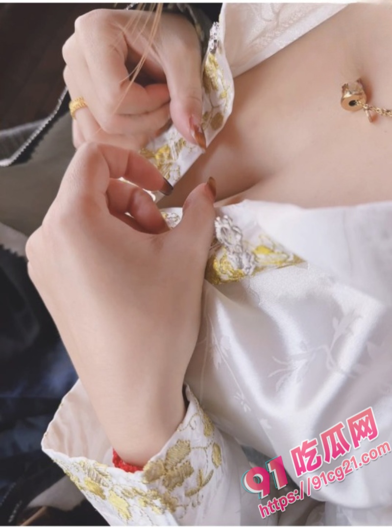 兄妹乱伦之景区内妹妹给我口交 刺激得直接射头上! 配图3