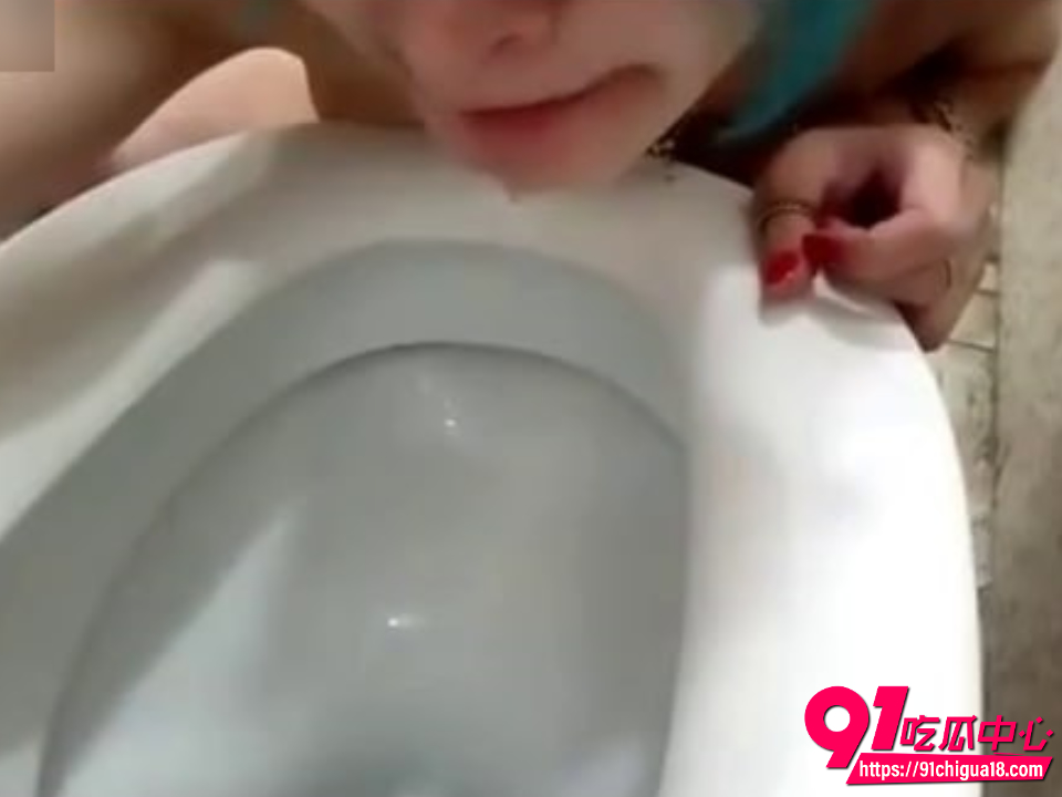 欧美绿毛精神小妹舔马桶刷喝马桶水6 欧美绿毛精神小妹舔马桶刷喝马桶水6