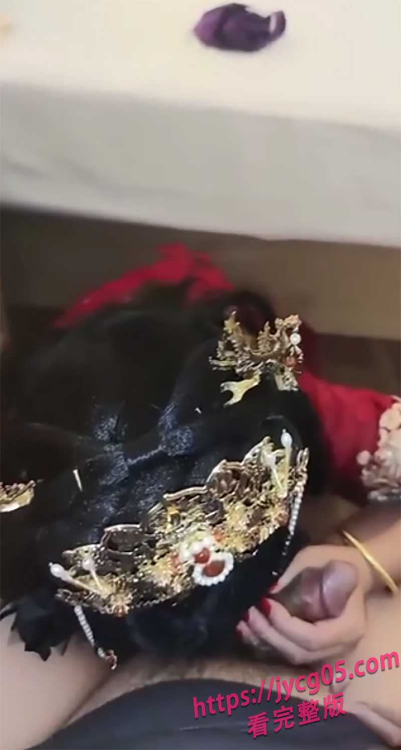 海角母子乱伦！新娘秀禾服太骚气！亲妈被操到到失禁！