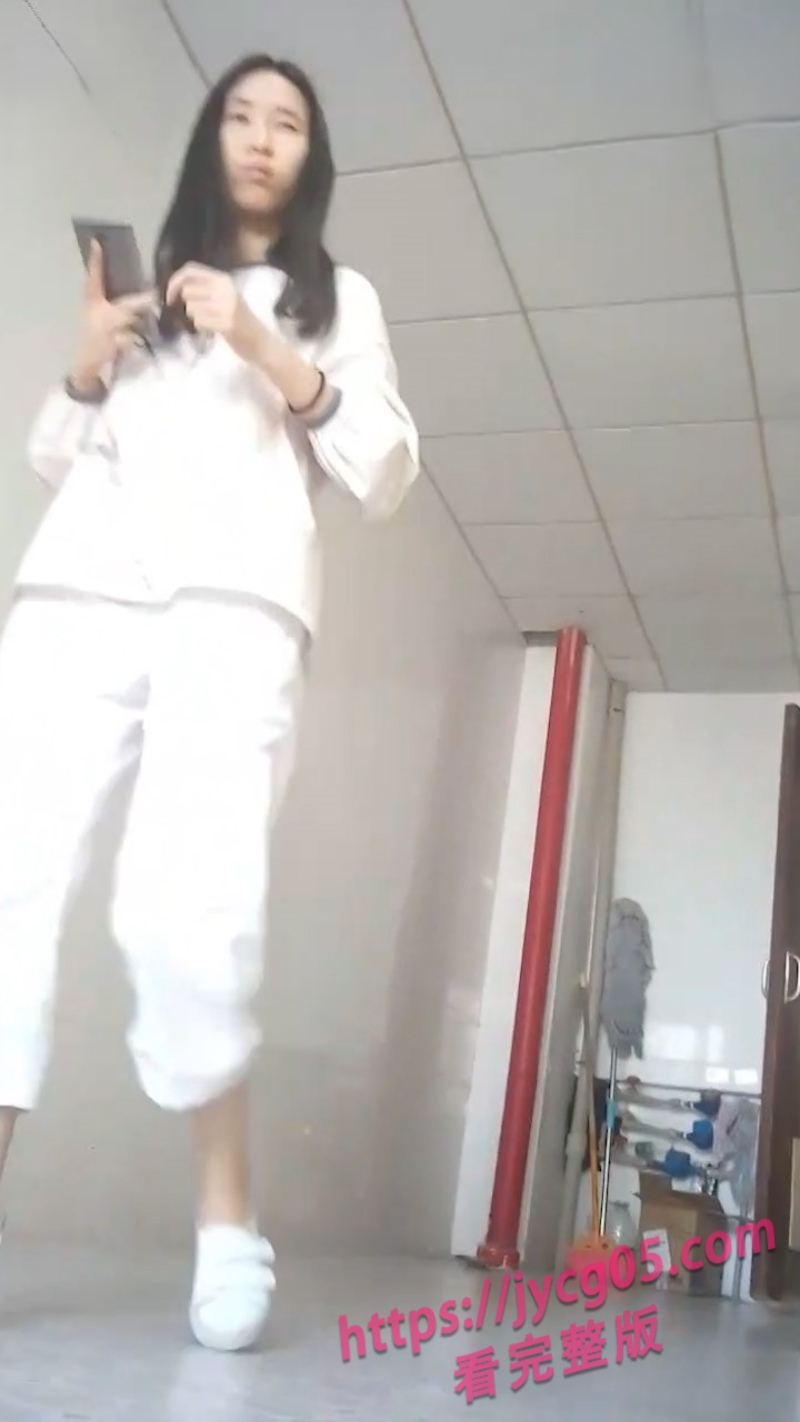 厕拍风剧情流出!清纯校花演绎独处幻想 镜头前的反差太致命!