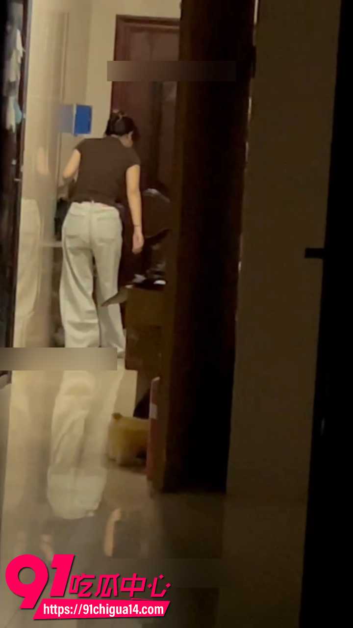 蹲守女神下班 博肯鞋配蓝色棉袜湿黄汗渍露红润嫩脚 闷热脚香扑鼻